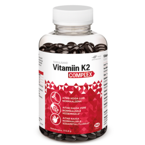 Vitamiin K2 COMPLEX toidulisandi läbipaistev pakend valge korgiga ja tumedad kapslid sees. Silt on valdavalt valge, millel on punane geomeetriline muster. Toote nimetus „Vitamiin K2 COMPLEX“ on üleval.